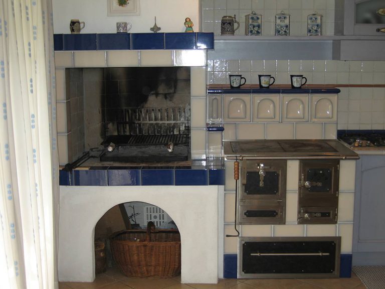 Stufa cucina blu stufa in maiolica particolare cucina 001