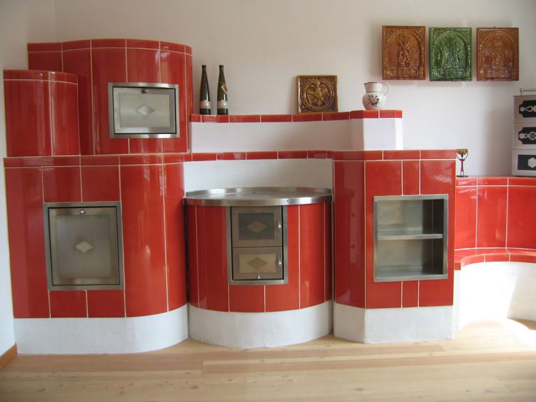 Stufa cucina rossa stufa in maiolica particolare cucina 001