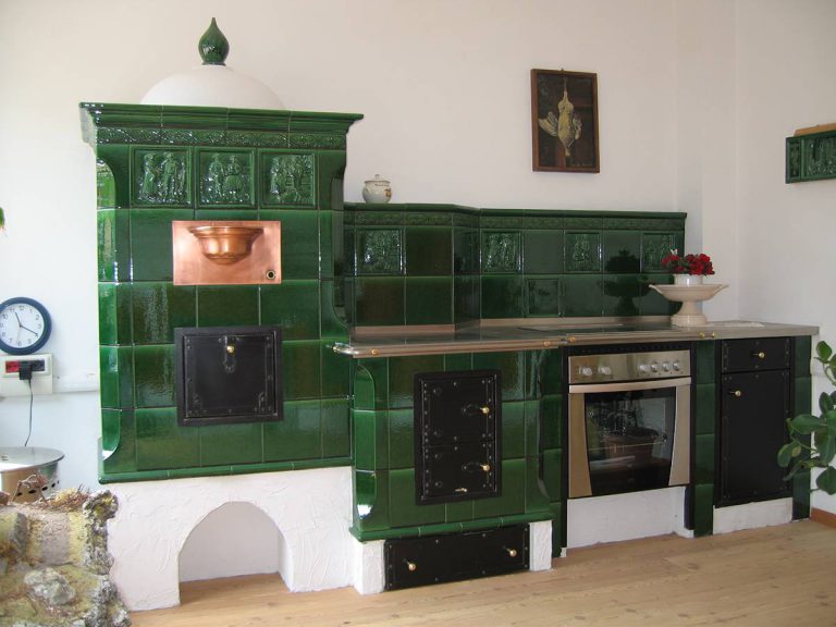 Verde stufa in maiolica particolare cucina 001