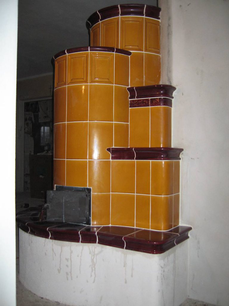 Gialla stufa in maiolica centrale 002