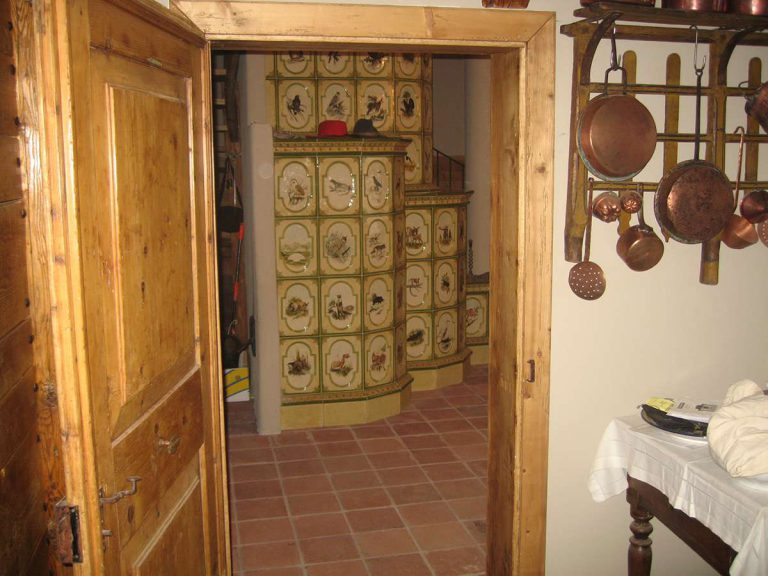 Giaveno stufa in maiolica vecchia maniera colorata 003