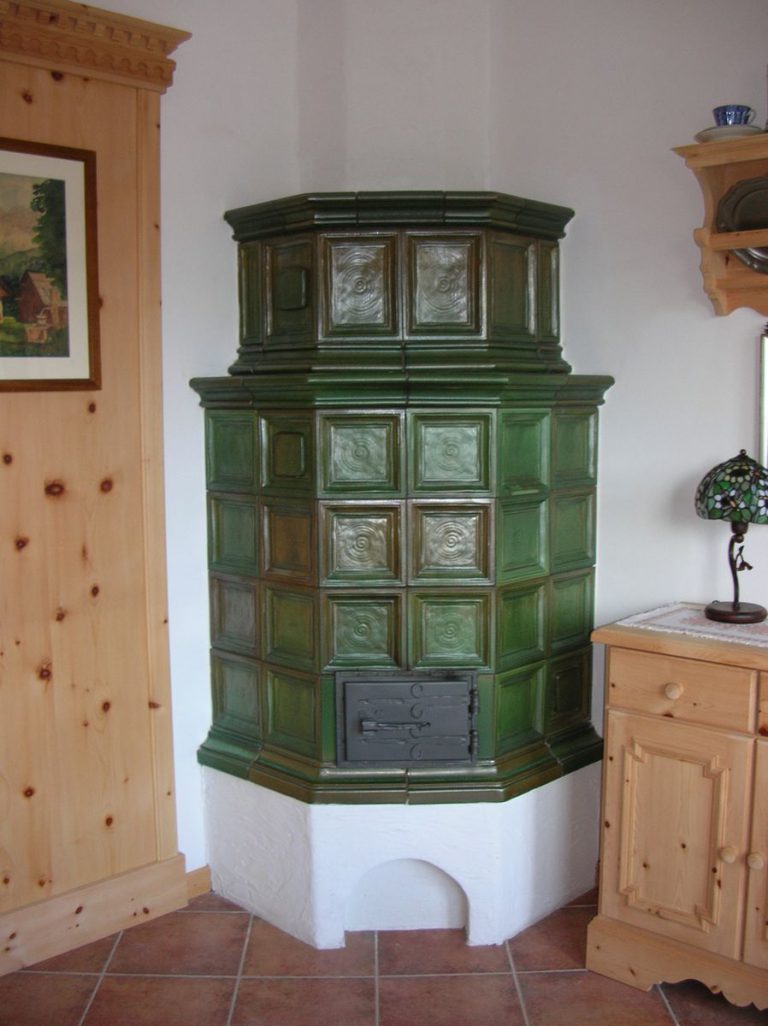 m902 Stufa in maiolica ad angolo 002