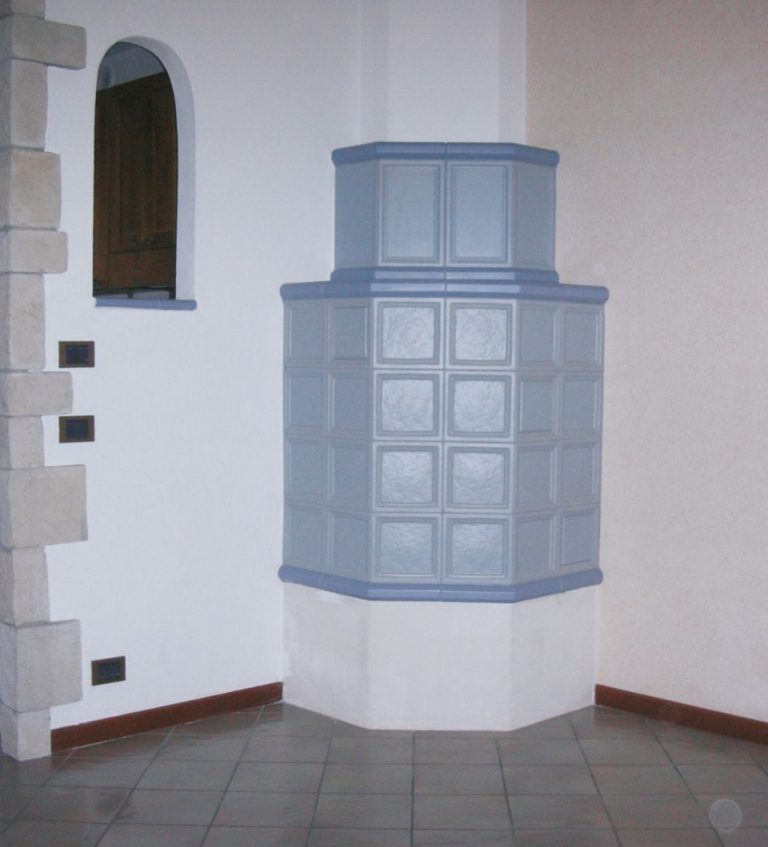 m902 Stufa in maiolica ad angolo 006