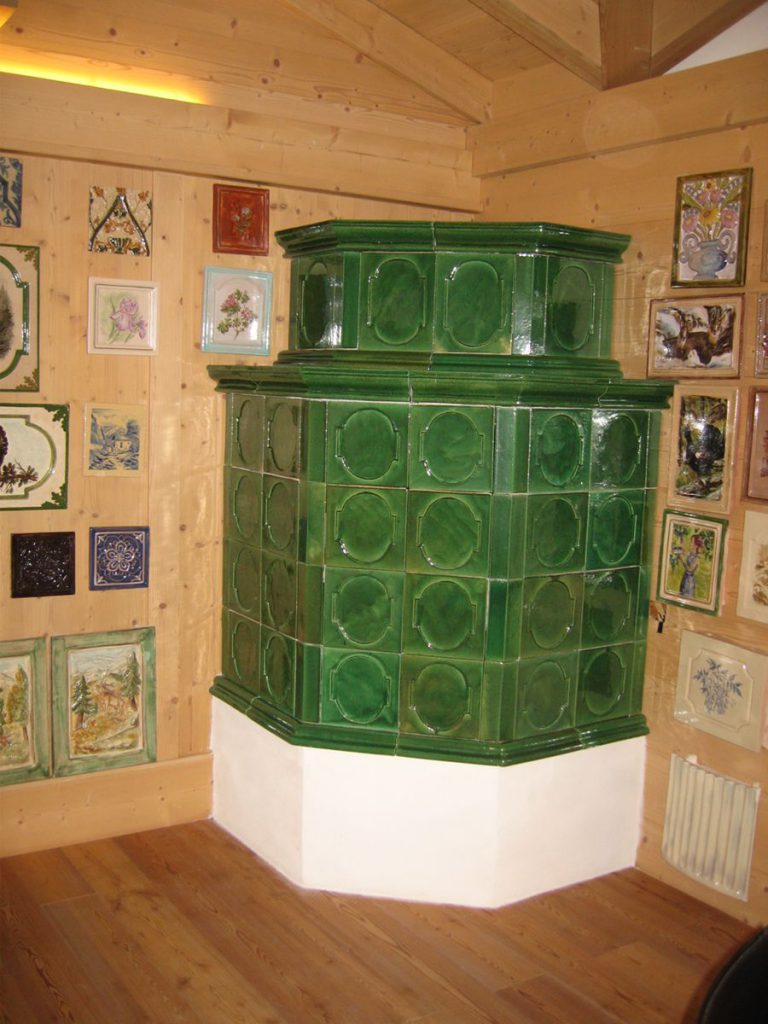 m902 Stufa in maiolica ad angolo 010