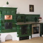 Verde stufa in maiolica particolare cucina 001